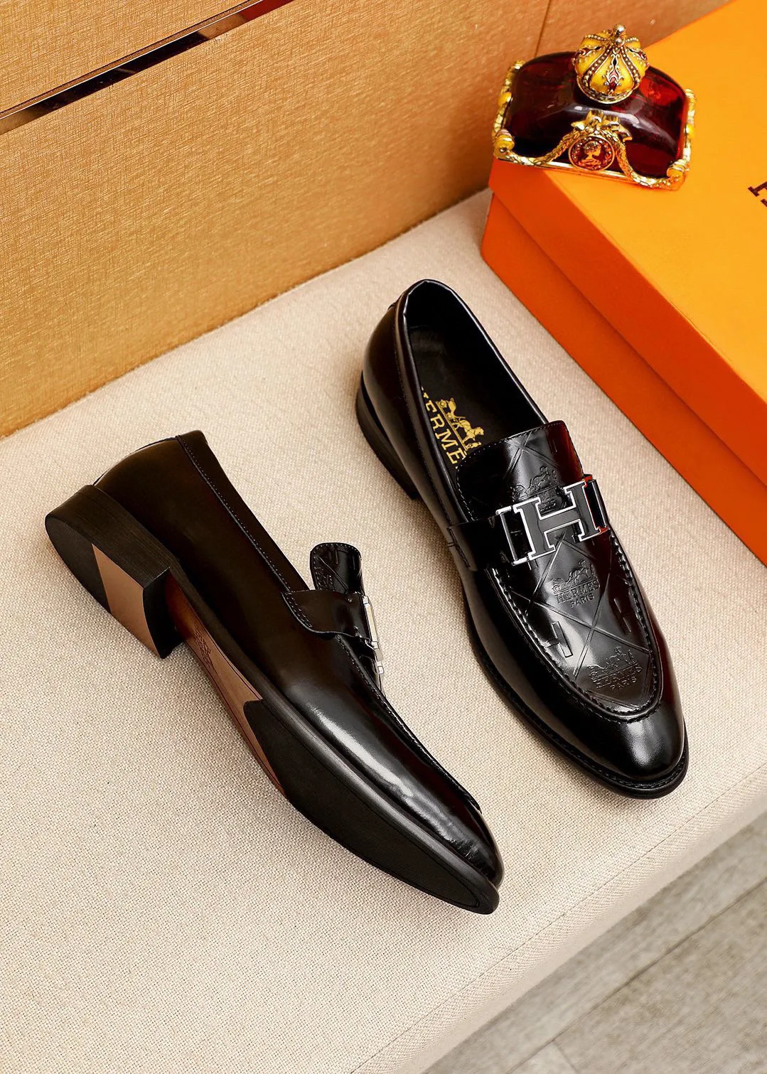 Men's shoes 💰460 💐 Product trademark: HERMES "Hermès" casual leather shoes Regular size: 39-44 (38.45.46🉑️Customized) Product materials: Selected imported first-layer open-edge beaded calfskin embossed upper + classic hardware buckle, imported water-dyed 🐂 cowhide lining. Strong three-dimensional visual effect, combined outsole Color: 1⃣️color optional